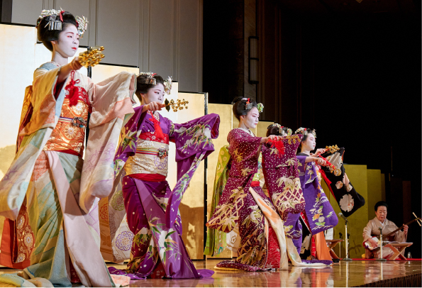 舞妓による舞踊披露
