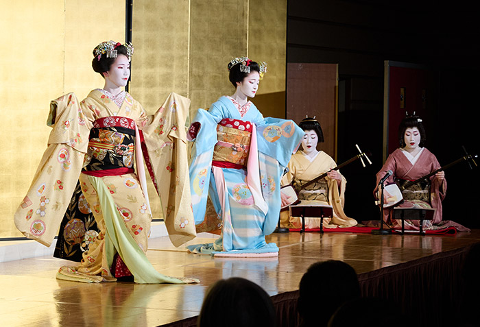 舞妓による舞踊披露